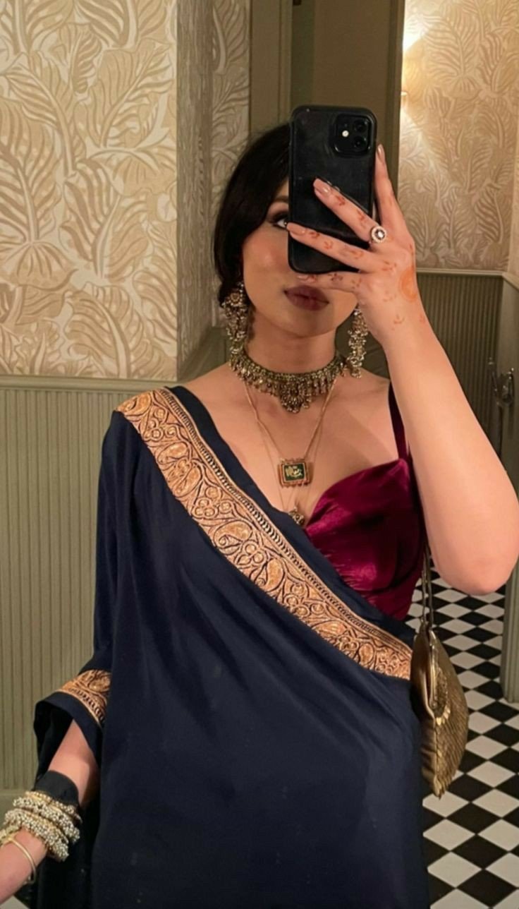 cute girl pic in saree for dp
