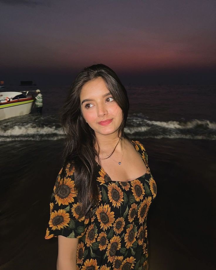 ladki ki photo black and white