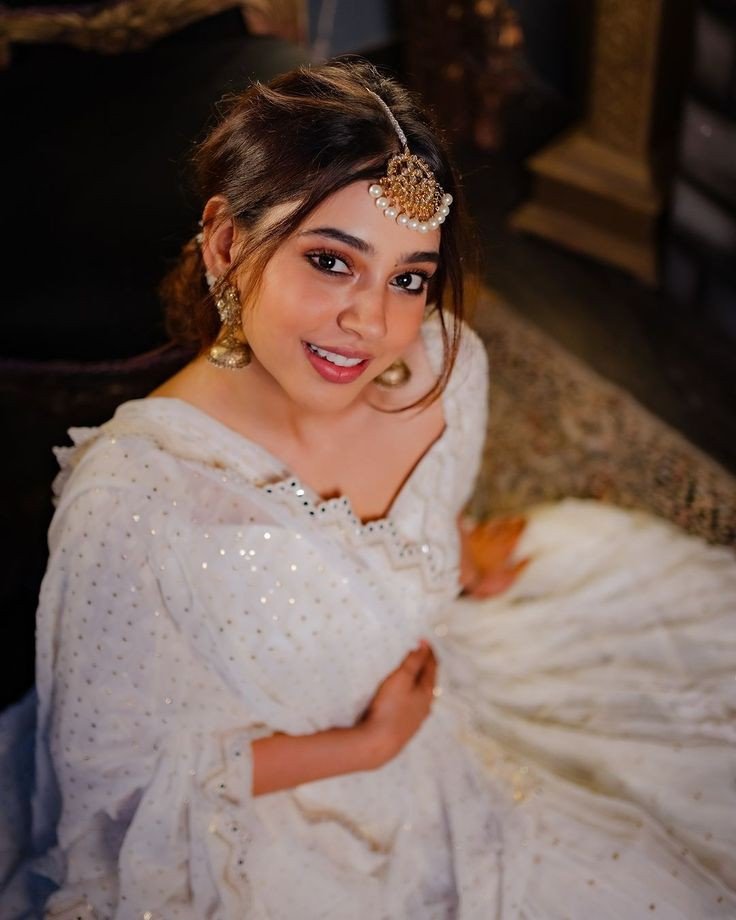 simple cute girl pic drawing realistic