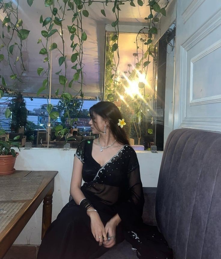 white colour saree dp girl